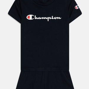 Champion Bébé T-Shirt und dunkle navyblaue Shorts und Shorts