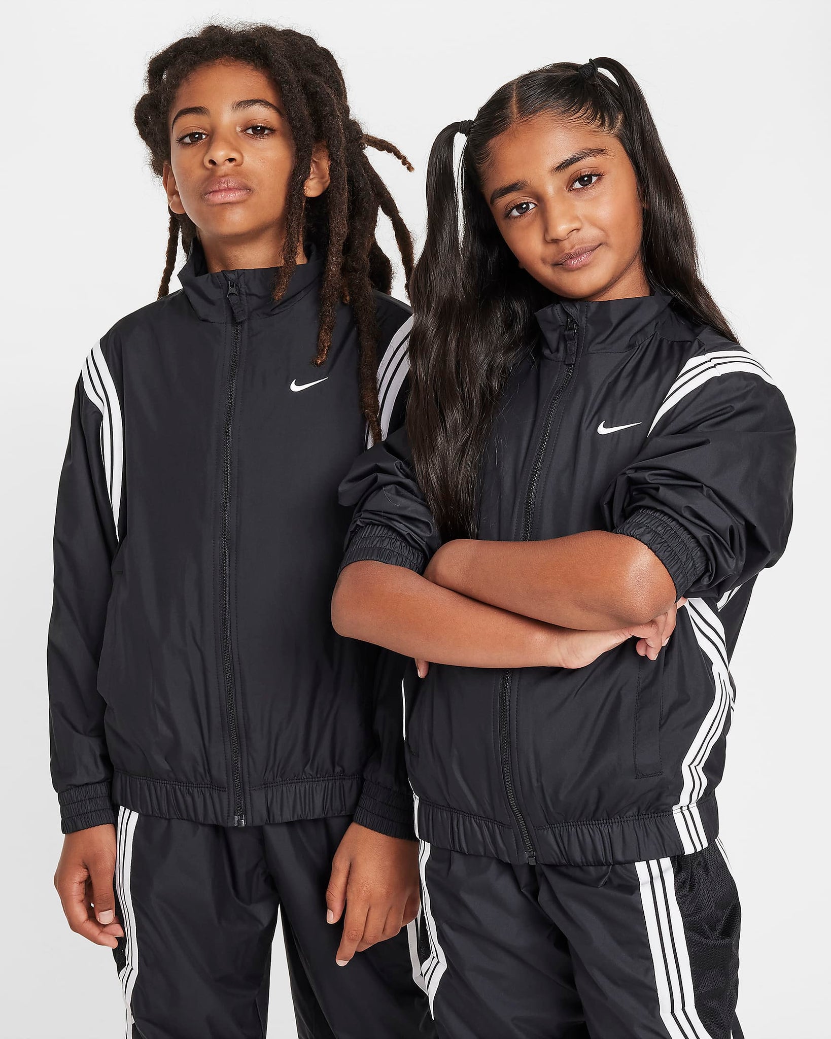 Nike Chaqueta impermeable para niños en blanco/negro